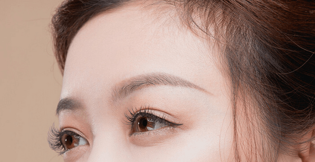 Sử dụng mascara chống trôi (chống nước) khi cần