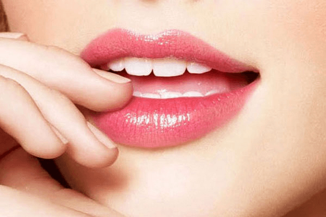 Khi mới phun môi trong thời gian đầu không nên đánh son