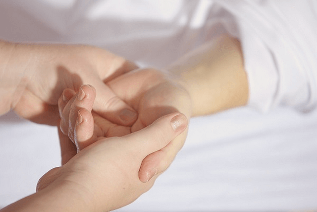 Cách làm sáng da bàn tay với yến mạch và sữa tươi