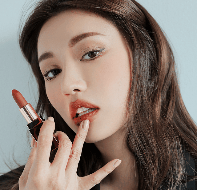 Trang điểm với son đỏ: