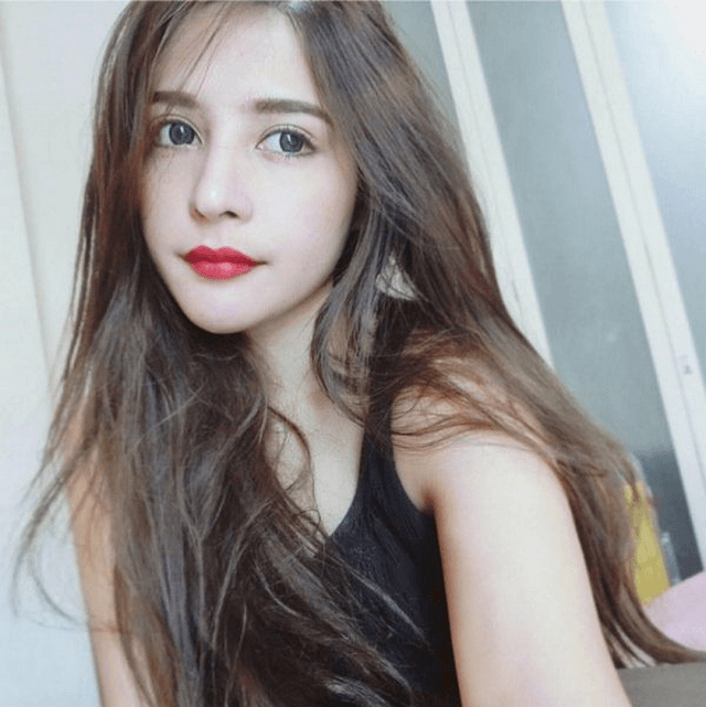 Phong cách búp bê: đánh má nhẹ nhàng kết hợp chấm tàn nhang giả