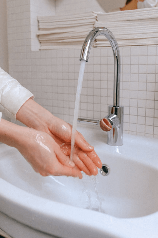 Dùng nước ấm khi rửa mặt
