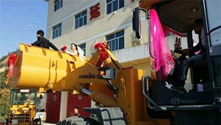 Chuyện Lạ Trên đời Rước Dâu Bằng Xe Máy Xúc (1)