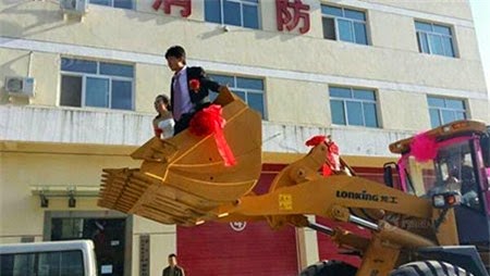 Chuyện Lạ Trên đời Rước Dâu Bằng Xe Máy Xúc (2)