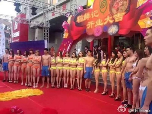 Chủ Nhà Hàng Thuê Nhân Viên Mặc Bikini Phục Vụ Khách Hàng (6)