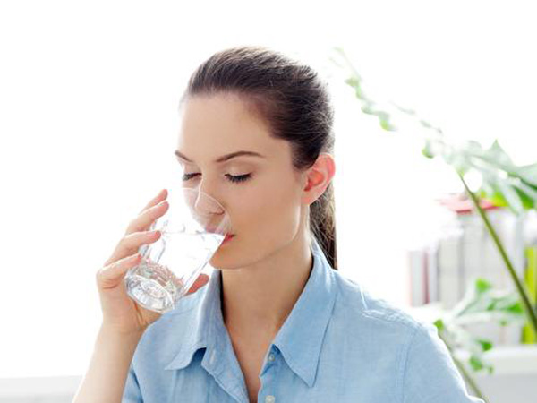Uống nước đúng cách để có làn da đẹp và tươi trẻ