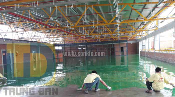 Thi công sơn epoxy tự san phẳng với điều kiện nền bình thường