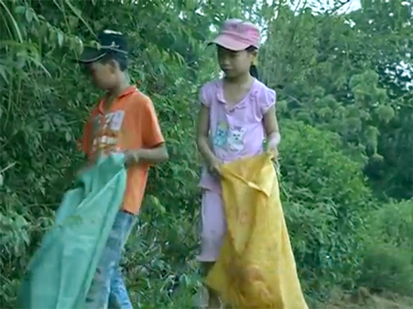 3 đua tre mo coi muu sinh bang nghe nhat ve chai kiem song 2