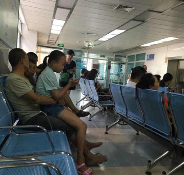 cha tho tay vao quan con trong phong cho benh vien 1