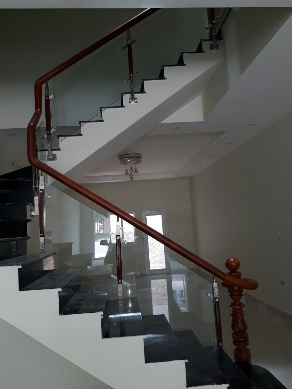 Cầu thang kính theo yêu cầu