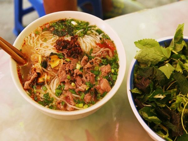 bua trua lang thang pho co ha noi voi 3 mon an ngon khong ta noi 1
