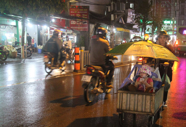 hai ong chau lam lui muu sinh trong nhung dem sai gon