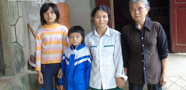 phan doi goa phu mot minh nuoi 2 dua con tho 2 e1513937239675