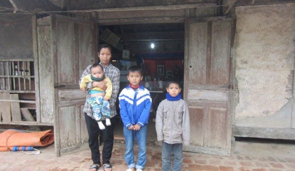 vo nuoi chong bi ung thu va ba dua con nho 2 e1513742186414