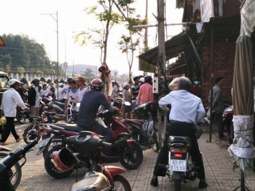 Người dân tò mò đi xem vụ giết con riêng của vợ