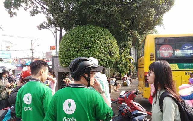 hanh khach o ben xe mien dong bi grabbike het gia cat co 2