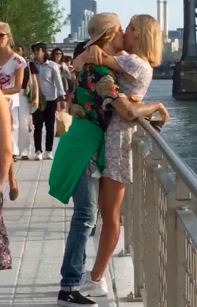 justin bieber va sieu mau hailey balwin hon nhau giua dam dong 1