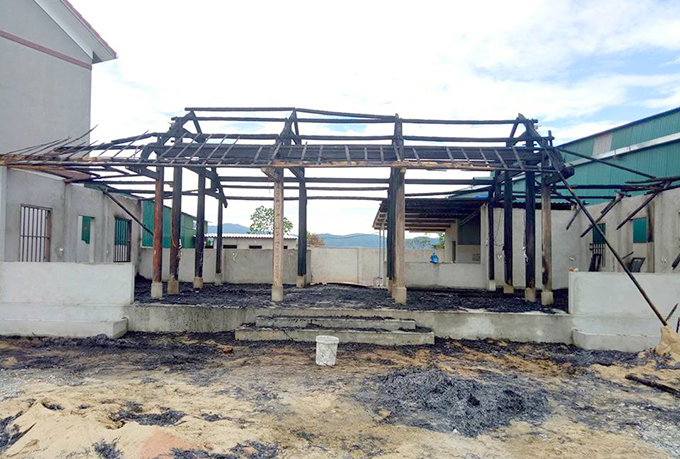 nam thanh nien dot quan nhau sap khai truong cua doi thu vi so mat khach