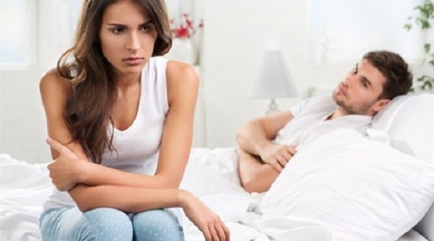 Đau lòng người vợ đứng quầy lễ tân tươi cười chồng dẫn gái trẻ vào khách sạn