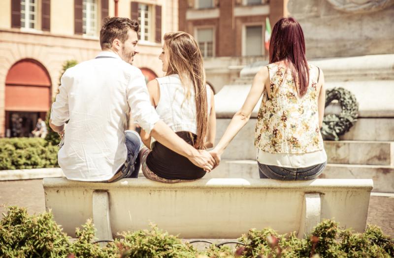 Đau lòng người vợ đứng quầy lễ tân tươi cười chồng dẫn gái trẻ vào khách sạn