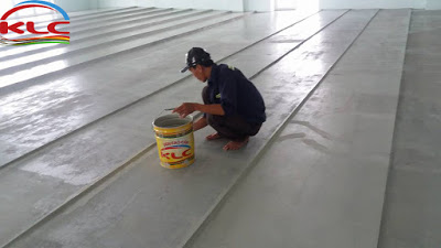 Thi công sơn epoxy tự san phẳng với điều kiện nền bình thường