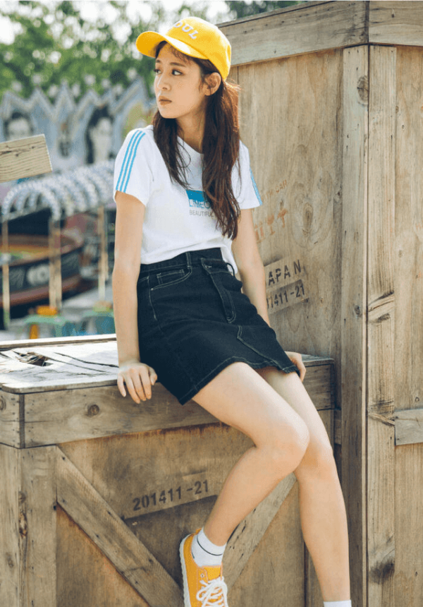 Áo thun form rộng đơn giản mà vẫn sành điệu phối chân váy jeans