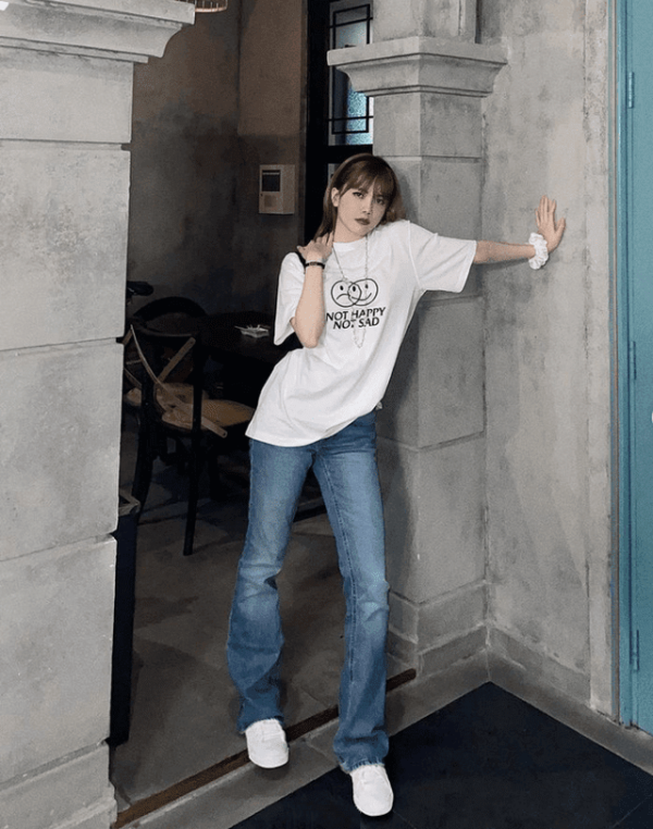 Áo thun form rộng đơn giản mà vẫn sành điệu phối chân váy jeans
