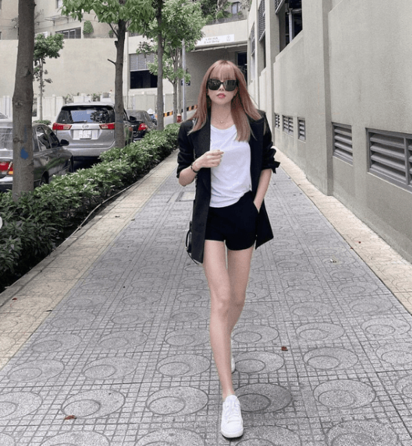 Áo thun form rộng đơn giản mà vẫn sành điệu phối chân váy jeans