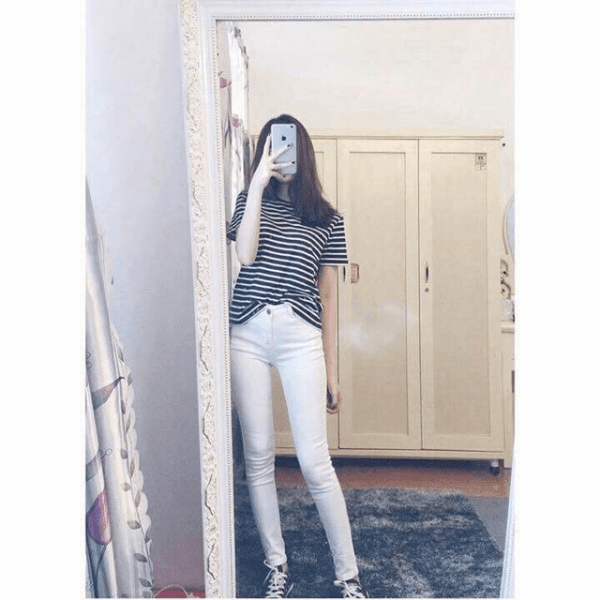 Áo thun form rộng đơn giản mà vẫn sành điệu phối chân váy jeans