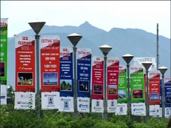 In standee quảng cáo cộng đồng hiệu quả 5 Dịch vụ in ấn và thiết kế kệ Standee được nhiều doanh nghiệp ưa chuộng