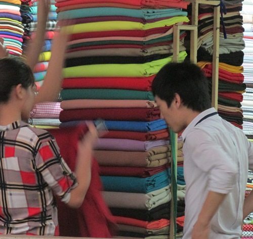 Kinh nghiệm chọn vải may quần áo cho nữ công sở