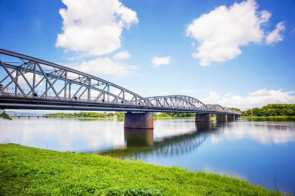 Nét đẹp về câu cầu Trường Tiền thành phố Huế