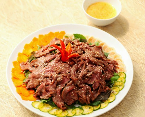 Bò trên thảm cỏ