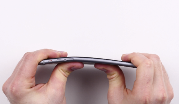 Apple đã bác bỏ thông tin iPhone 6 Plus có thể bị bẻ cong một cách dễ dàng