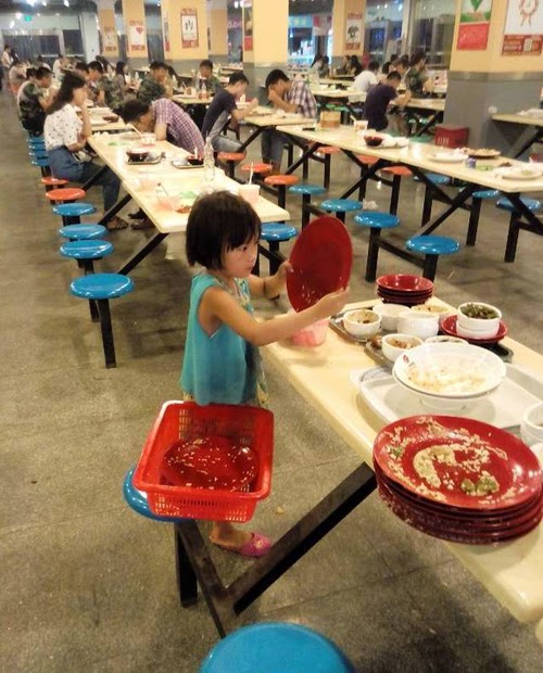 Cô bé 6 tuổi phục phụ căn tin