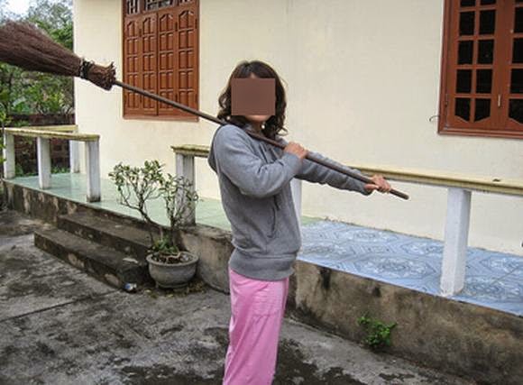 Một phụ nữ vác chổi trà đuổi cướp anh hùng thế kỉ 22